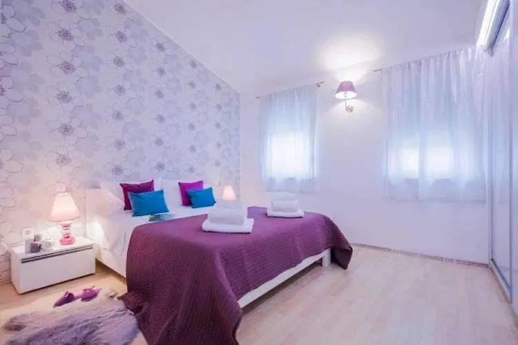 Stylish Suburb Apartment With Private Parking And Wi-Fi In Residential Area Between City Centre And Hidrobaza Beach Pula
