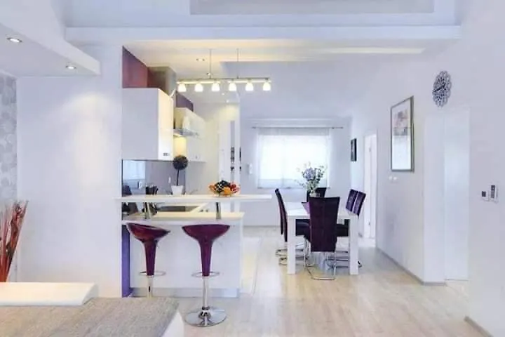 Stylish Suburb Apartment With Private Parking And Wi-Fi In Residential Area Between City Centre And Hidrobaza Beach Pula