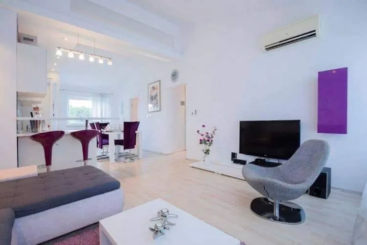 Stylish Suburb Apartment With Private Parking And Wi-Fi In Residential Area Between City Centre And Hidrobaza Beach Pula Croatia