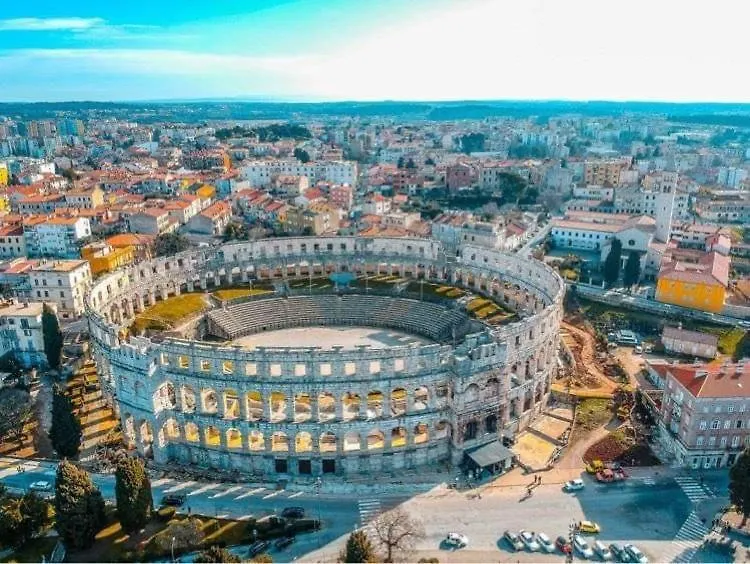 Stylish Suburb Apartment With Private Parking And Wi-Fi In Residential Area Between City Centre And Hidrobaza Beach Pula
