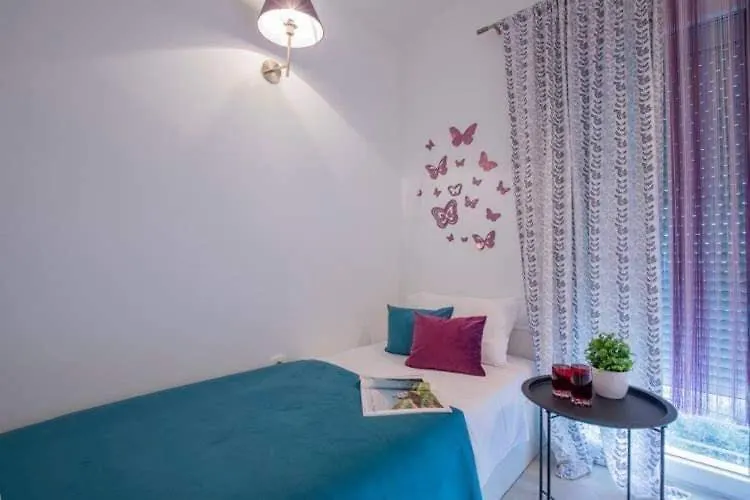 Stylish Suburb Apartment With Private Parking And Wi-Fi In Residential Area Between City Centre And Hidrobaza Beach Pula