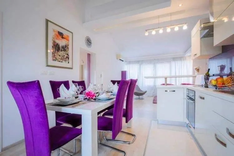Stylish Suburb Apartment With Private Parking And Wi-Fi In Residential Area Between City Centre And Hidrobaza Beach Pula