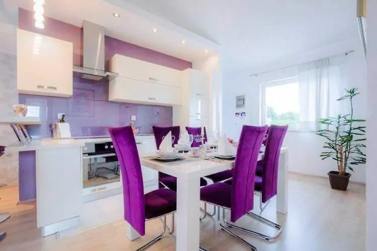 Stylish Suburb Apartment With Private Parking And Wi-Fi In Residential Area Between City Centre And Hidrobaza Beach Pula
